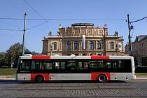 Autobus SOR NB12 v nových barvách Pražské integrované dopravy.