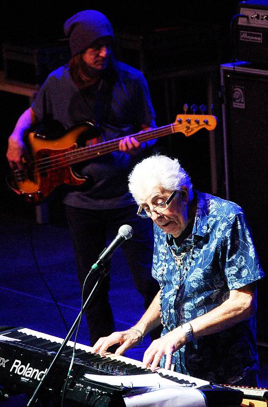 Britský bluesman John Mayall vystoupil se svou kapelou v pražském Foru Karlín.