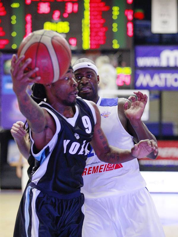 Basketbalisté USK Praha porazili v úvodním kole Kolín 80:75.