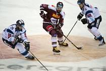 HC Sparta Praha - Bílí Tygři Liberec. Zleva Petr Jelínek z Liberce, Richard Jarůšek ze Sparty a Ladislav Šmíd z Liberce.