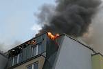 Z požáru bytu na pražském Chodově 2. května 2022.