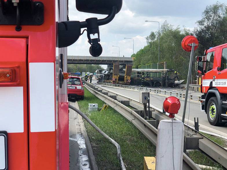 Při nehodě autobusu a kamionu s návěsem na Pražském okruhu došlo k velkému požáru a zemřel člověk.