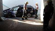 Hasiči HZS Praha vyprostili za pomoci automobilového jeřábu osobní automobil, který byl po dopravní nehodě zaklíněný v podchodu. 