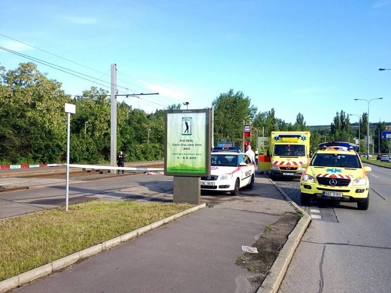 Tramvaj v Praze 4 dnes ráno srazila a velmi těžce zranila šedesátiletého chodce. 