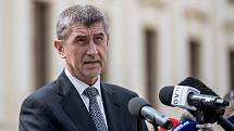 Ministr financí Andrej Babiš navštívil 3. května prezidenta Miloše Zemana na Pražském hradě.