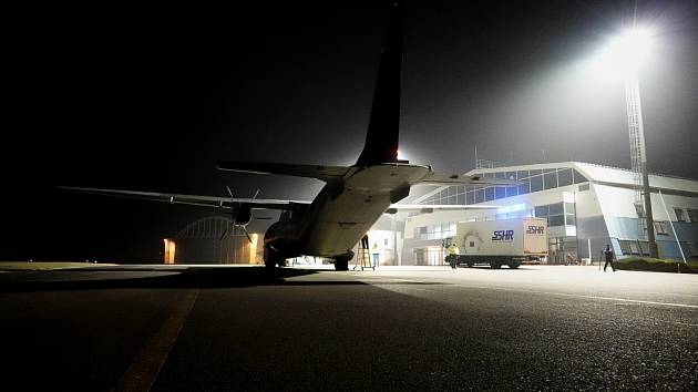 Nakládka potřeb k humanitární pomoci na vojenském letišti Kbely v Praze.