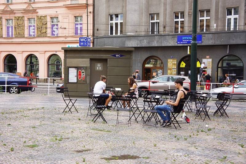 Projekt Pražské židle a stolky se rozroste v roce 2019 o lehátka.