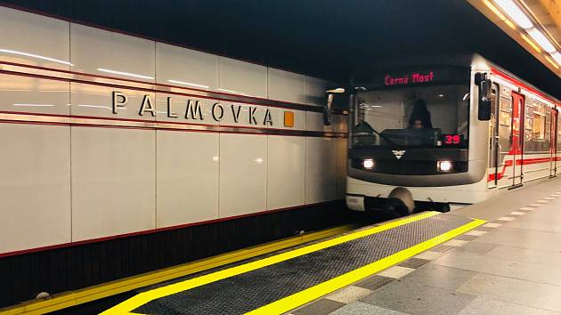 V pražském metru na lince B přibyly nájezdové rampy pro vozíčkáře či matky s kočárky.