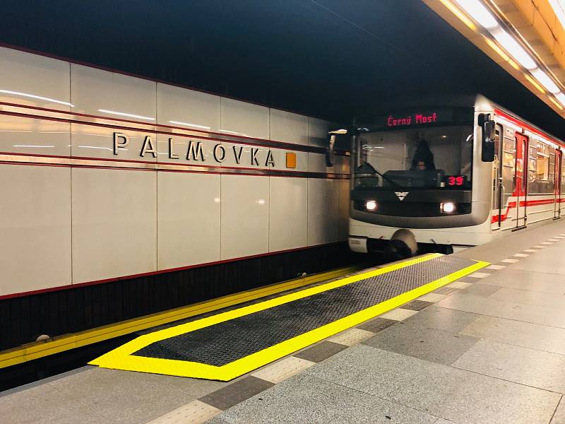 V pražském metru na lince B přibyly nájezdové rampy pro vozíčkáře či matky s kočárky.