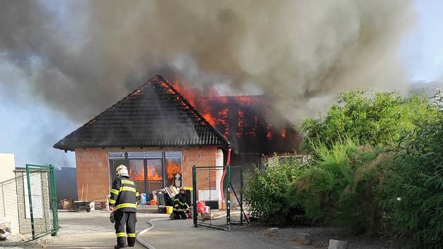 Požár rodinného domu v obci Sibřina na Praze-východ.
