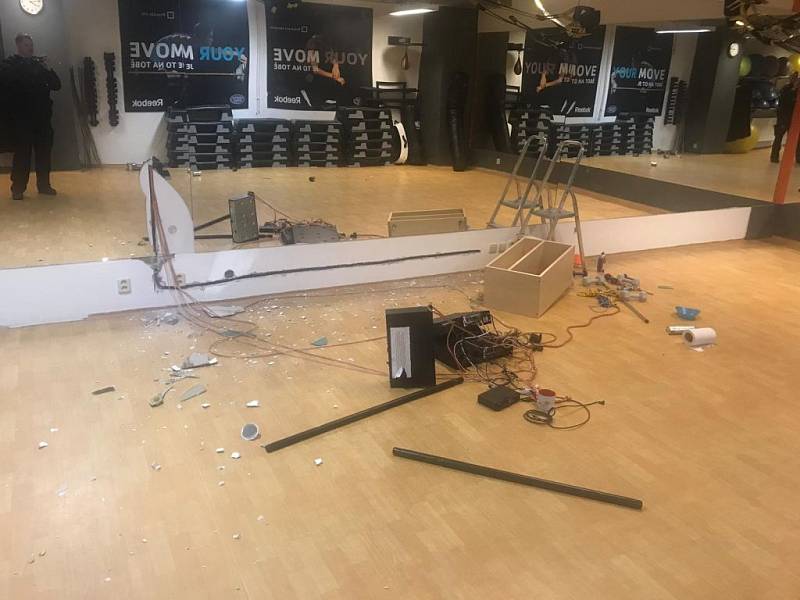 Muž zdemoloval fitness centrum v Praze 5.