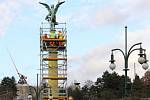 Kvůli rzi začalo v sobotu 10. prosince sundávání soch Viktorií z Čechova mostu v Praze.