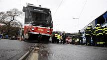 Na Florenci se v pondělí srazil autobus s tramvají. 