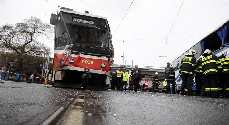 Na Florenci se v pondělí srazil autobus s tramvají. 