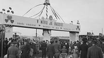 Ani tradiční Matějská, přejmenovaná na Národní pouť pracujících, se neobešla bez propagandistických hesel. Na snímku hlavní vchod na pouť na náměstí Říjnové revoluce (dnes Vítězné náměstí) v Dejvicích. 28.2.1953