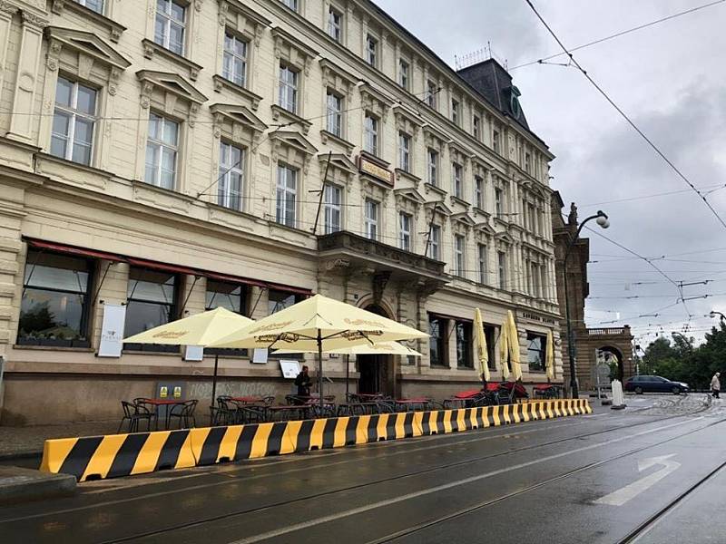 Uzavření Smetanova nábřeží je jádrem sporu mezi pražským magistrátem a centrální městskou částí.