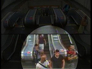 Šestice mladíků v metru napadla cestujícího.