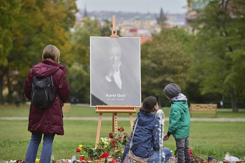 Při pátečním rozloučení s Karlem Gottem bylo zřízeno kvůli obrovskému zájmu o žofínský palác ještě jedno pietní místo na Smíchově.