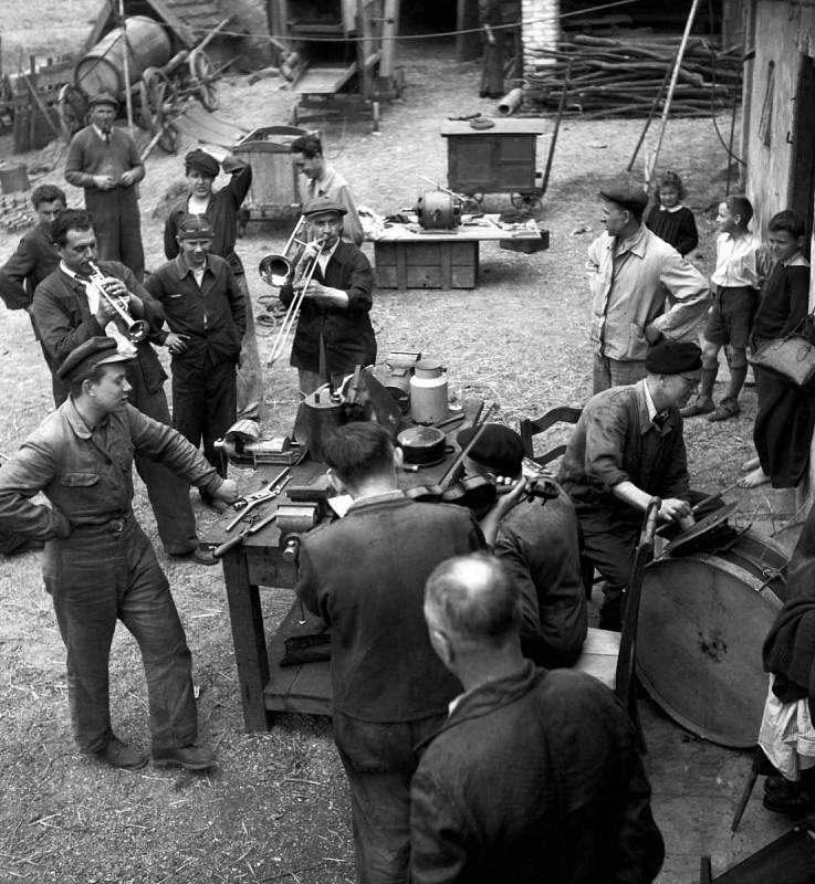 PŘÁTELSKÁ POMOC. V sobotu 19. dubna 1947 se vypravila dvacetičlenná brigáda z továrny na ozubená kola v Košířích, Waltrovky, do obce Zahořany v berounském okrese, aby opravila tamějším hospodářům stroje. K práci vyhrávala kapela.