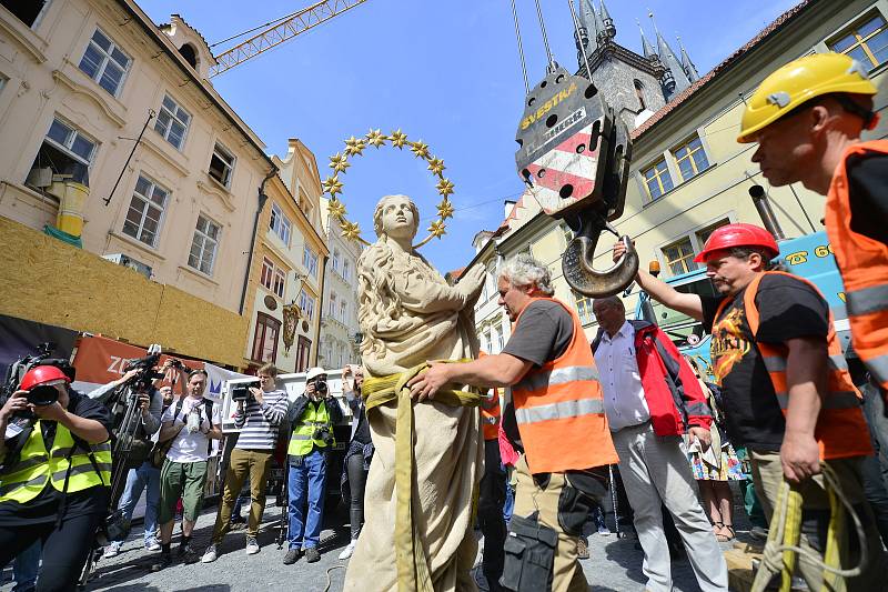 Na Staroměstském náměstí v Praze byla 4. června 2020 vztyčena replika mariánského sloupu ze 17. století.