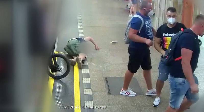 Policie hledá rusky hovořící cizince, kteří v metru obtěžovali ženu. Pak na Florenci zbili muže, který se jí zastal.