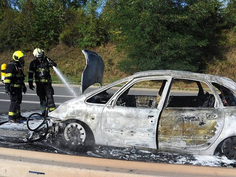 V Praze shořelo auto. Nehoda blokovala provoz. Požár dostali hasiči rychle pod kontrolu.