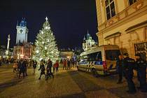 Policisté na Staroměstském náměstí na silvestra.