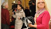 Kauza společnosti Lidové domky u Městského soudu v Praze. Její jednatel Pavel Hric měl podle obžaloby zpronevěřit přes 40 milionů korun, když v letech 2004 až 2007 oklamal 261 zájemců o bydlení za Prahou: vybíral zálohy, ale nestavěl.