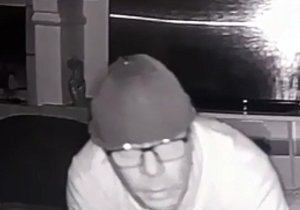 VIDEO: Noční návštěvník. Muž se vkrádá do domů a pozoruje spící obyvatele