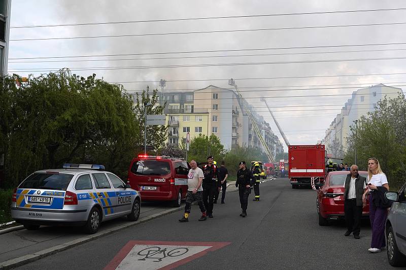 Požár bytu na pražském Chodově 2. května 2022.