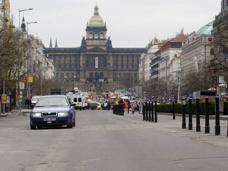 Od 2. dubna se spodní část Václavského náměstí změnila v pěší zónu. Mnoho aut tam ale stále jezdí.