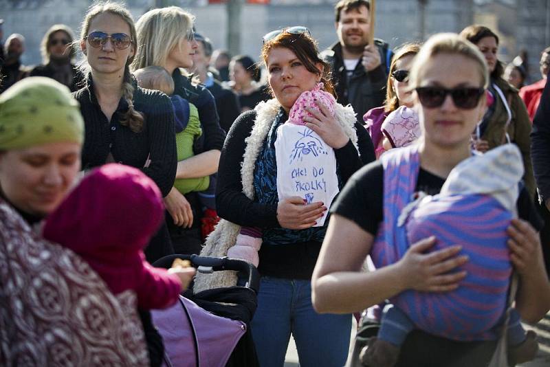 Demonstrace proti povinnému očkování a sankcím, které hrozí rodičům, lékařům a dětským skupinám, se konala 9. března před budovou ministerstva zdravotnictví. Novelu upravující očkování má projednat v úterý Sněmovna.