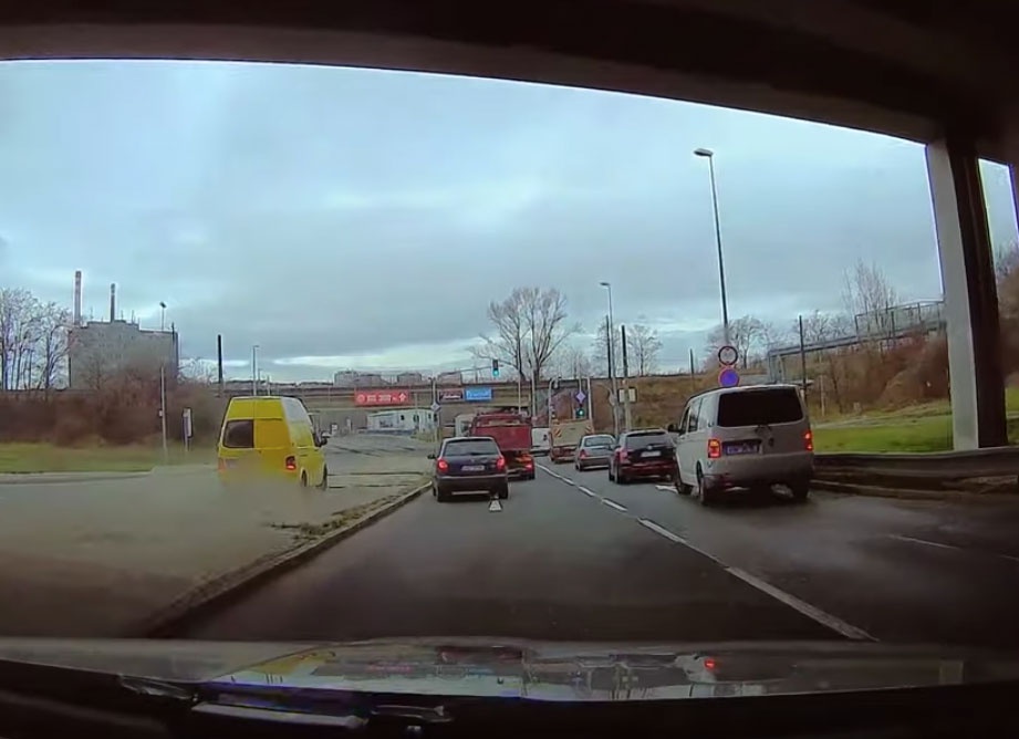 VIDEO: Policii ujížděl muž se třemi zákazy řízení. V dodávce měl plynové  lahve - Pražský deník