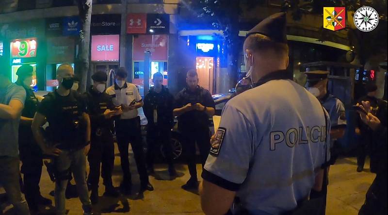 V noci z pátku 16. července 2021 provedla policie spolu s hygieniky kontrolu v některých pražských klubech.