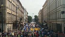Na pražském Palackého náměstí se ve čtvrtek po deváté hodině sešli odboráři a další lidé podporující stávku, kterou zorganizovaly dopravní odbory. V odhadech počtu účastníků se přítomní policisté neshodují, hovoří o 500 a 1500 lidech. 