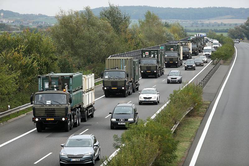 Vojenský konvoj s materiálem pro polní nemocnici v Letňanech u Sán na Nymbursku na dálnici D11.