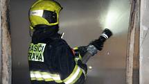 Při požáru bytu v domě s pečovatelskou službou na Černém Mostě v Praze zemřela vozíčkářka..