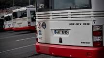 Autobusy městské hromadné dopravy Dopravního podniku značky SOR stojící na autobusovém nádraží Na Knížecích v Praze.