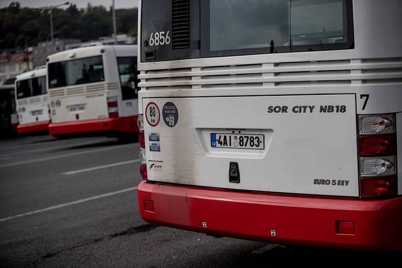 Autobusy městské hromadné dopravy Dopravního podniku značky SOR stojící na autobusovém nádraží Na Knížecích v Praze.