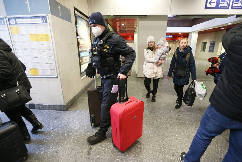 Vlak s uprchlíky z Ukrajiny přijel z Bohumína ve středu po osmé hodině ráno. Praha, Hlavní nádraží.