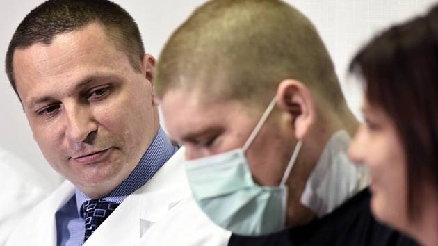 Pacient Lukáš Musil (uprostřed) vystoupil na tiskové konferenci Institutu klinické a experimentální medicíny (IKEM) v Praze k světově unikátní transplantaci jater po otravě paracetamolem. Vlevo je  přednosta kliniky transplantační chirurgie Jiří Froněk.