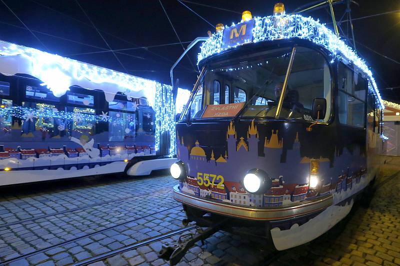 Vánočně nazdobené tramvaje v Praze.