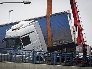 Převrácený kamion s maďarskou poznávací značkou v pondělí 24. března 2014 na téměř tři hodiny zablokoval pražskou Jižní spojku u Štěrbohol ve směru na Černý most. Z kamionu, který nevezl žádný náklad, masivně vytékala nafta.