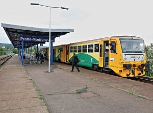 Vlakové nádraží Praha-Modřany.
