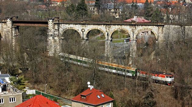 Trať Pražského Semmeringu s viaduktem na okraji Prokopského údolí.