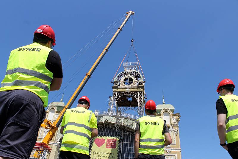 Snesení hodinové věže Průmyslového paláce pro následnou kompletní rekonstrukci, 22. 6. 2022.