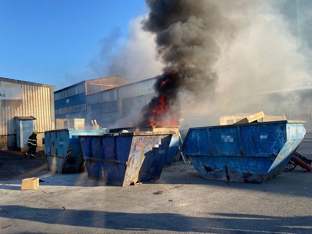 Požár kontejnerů ve firemním areálu ve Strančicích.