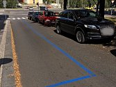 Lidé si stěžují na sociálních sítích, že jim modré zóny v Praze 8 snížily možnost parkování. „Za modrou všude stojí auta,“ zní jeden z příspěvků. Objevují se také stížnosti na nekoncepčnost rozmístění zón.