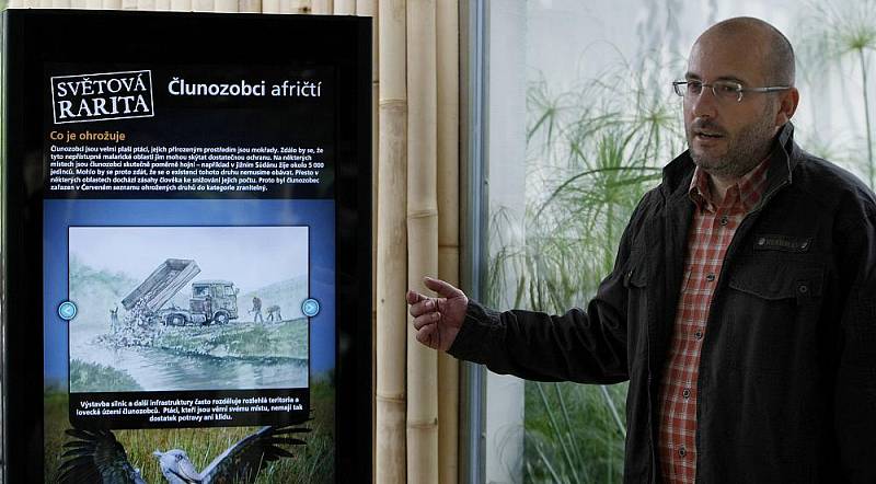 Nová expozice Ptačí mokřady, jejichž hlavní raritou jsou dva páry člunozobců afrických, kterých žije po zoologických zahradách po celém světě pouze kolem čtyřiceti jedinců. Na snímku ředitel Zoo Miroslav Bobek u nového informačního panelu.