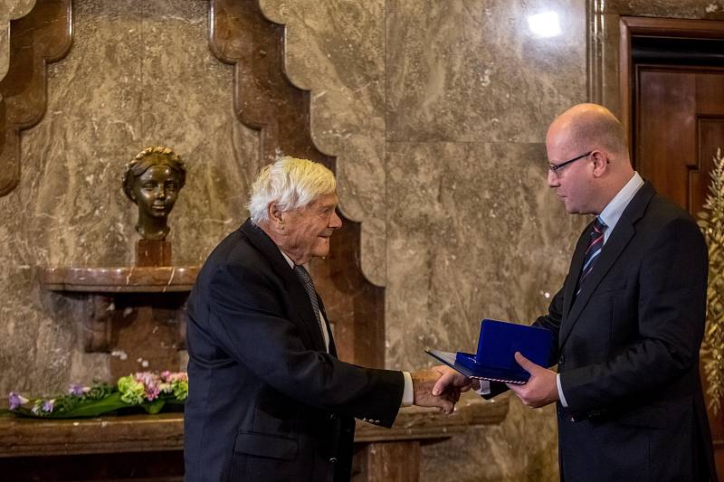 Premiér Bohuslav Sobotka předal 27. října v Praze vyznamenání Karla Kamáře Jiřímu Bradymu.